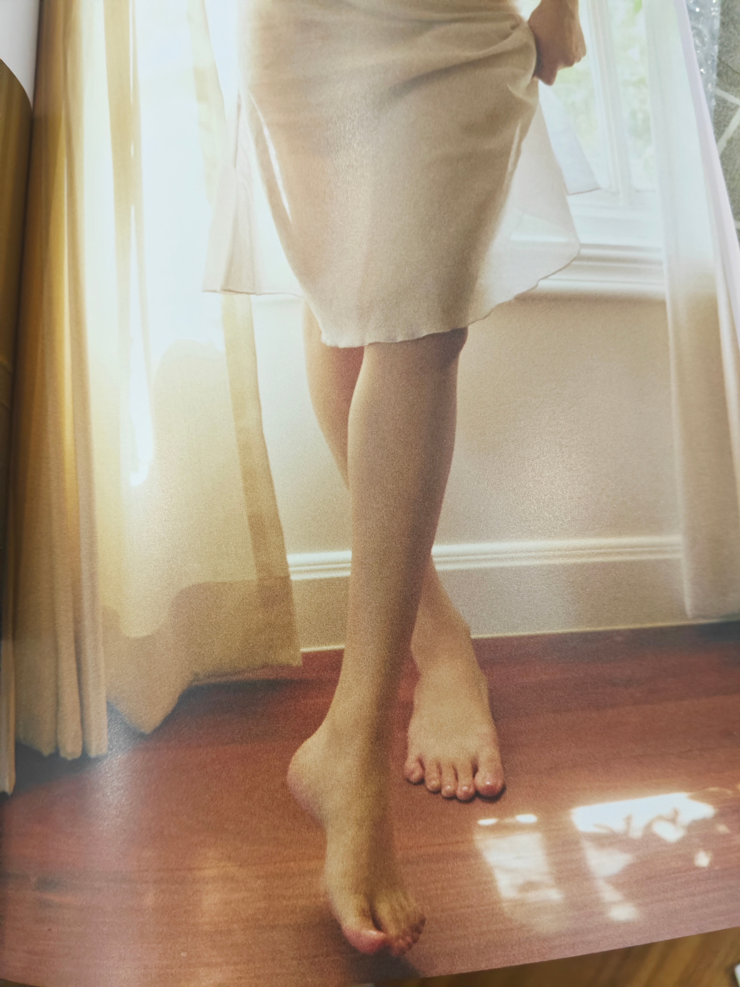 拿到写真一翻就看到这个可爱的脚丫🙊 