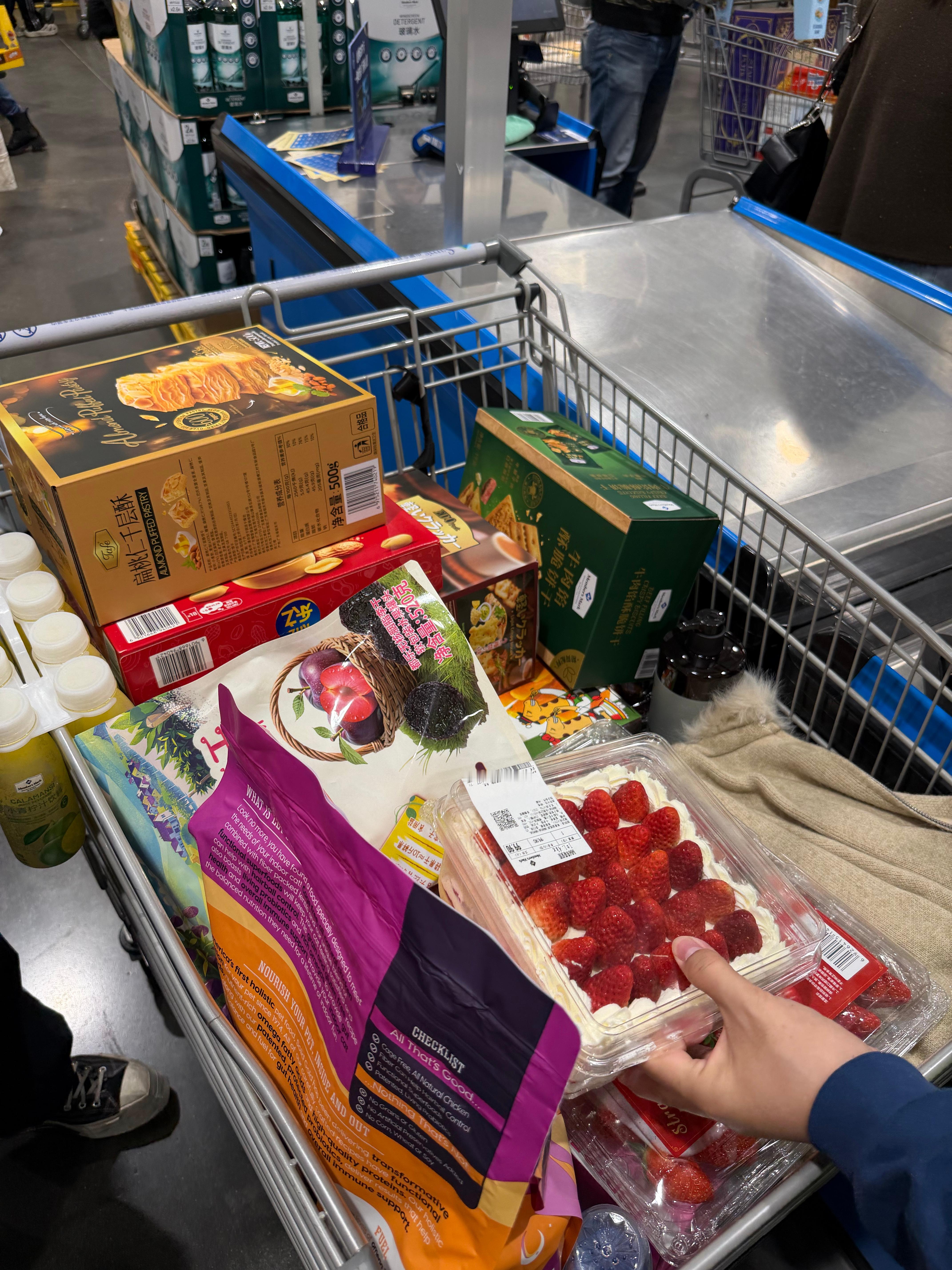 今天去山姆大采购了一番！囤了好多美味。还买了小猫新年战袍。给跳跳试了一下好可爱。