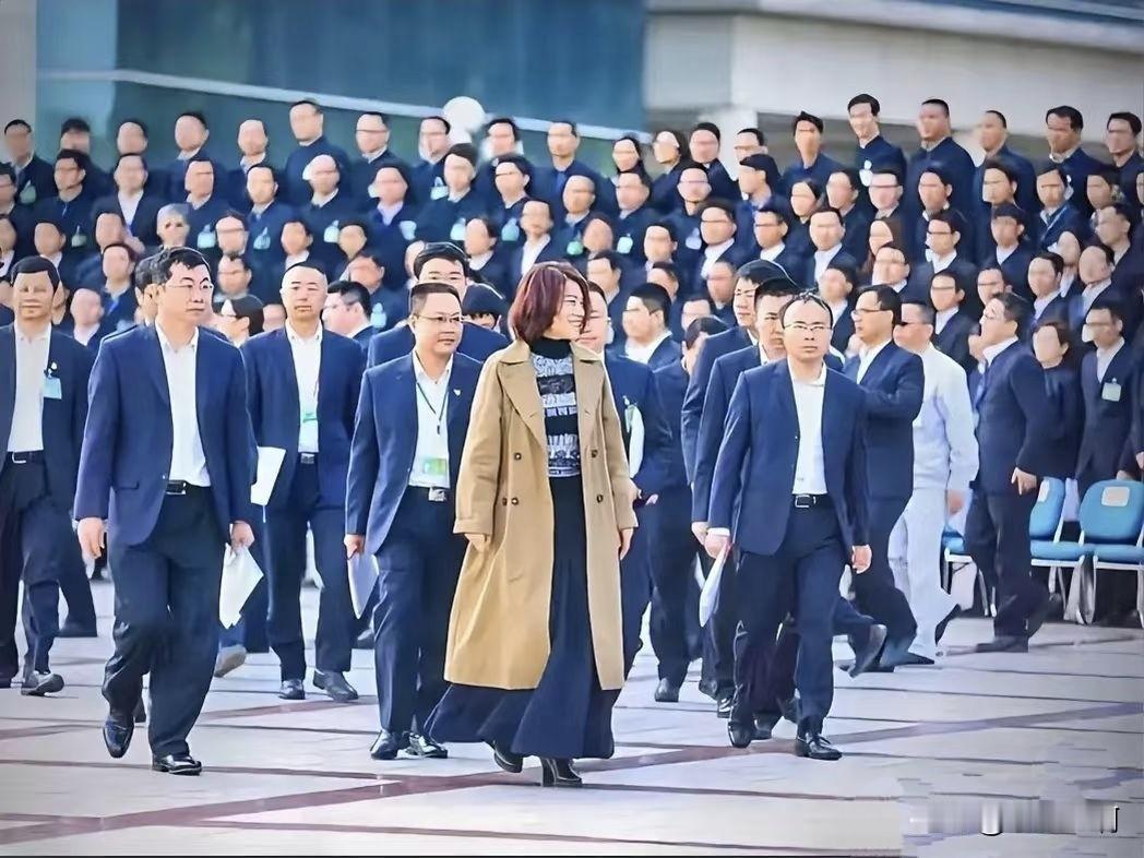 71岁的董明珠：我不祝你漂亮，我祝你拥有话语权。71岁的董明珠，没有穿着最靓丽的