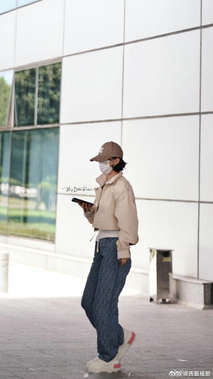 #赵丽颖齐脖短发# 赵丽颖剪短发了！短发丽也很可爱！ ​​​
