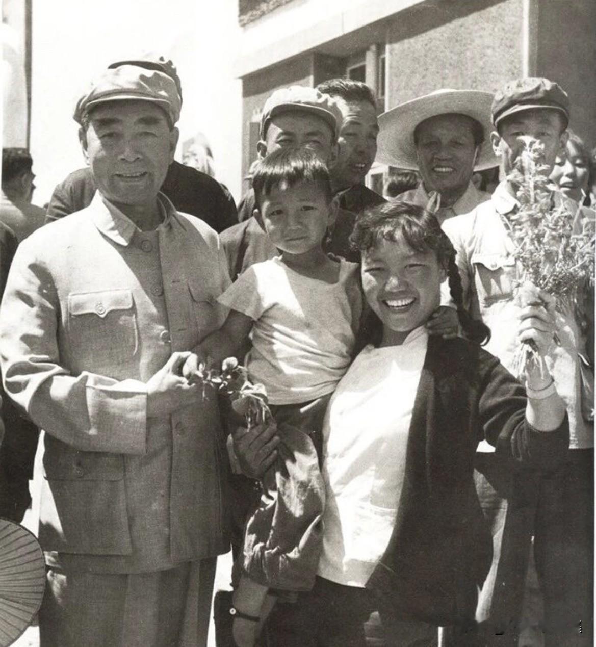 1963年6月19日，周恩来总理在视察大庆油田期间，与计划生育模范李英及其孩子合