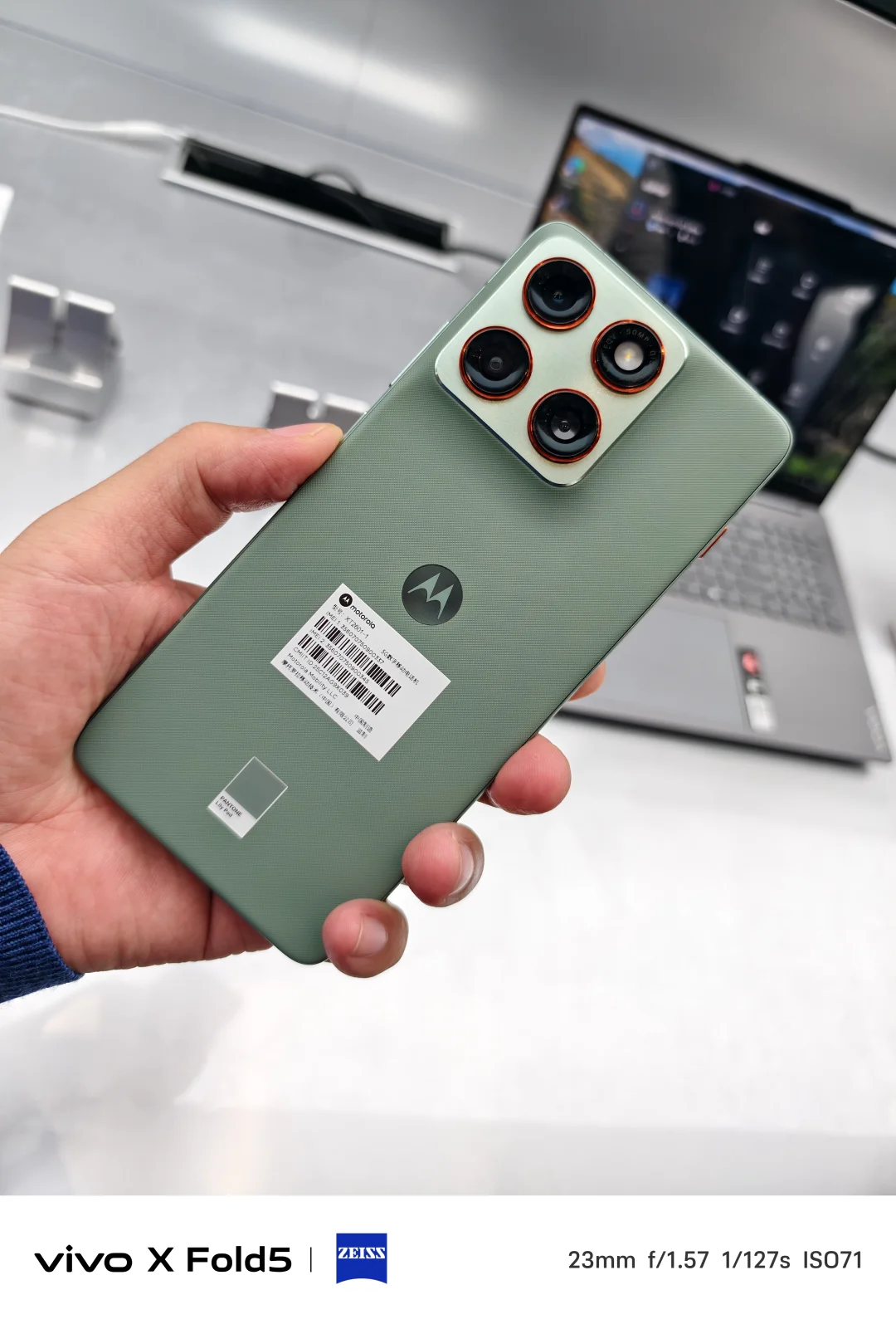 如果单论手感，moto X70 Air在2000元档绝对能站在第一梯队，就是处理