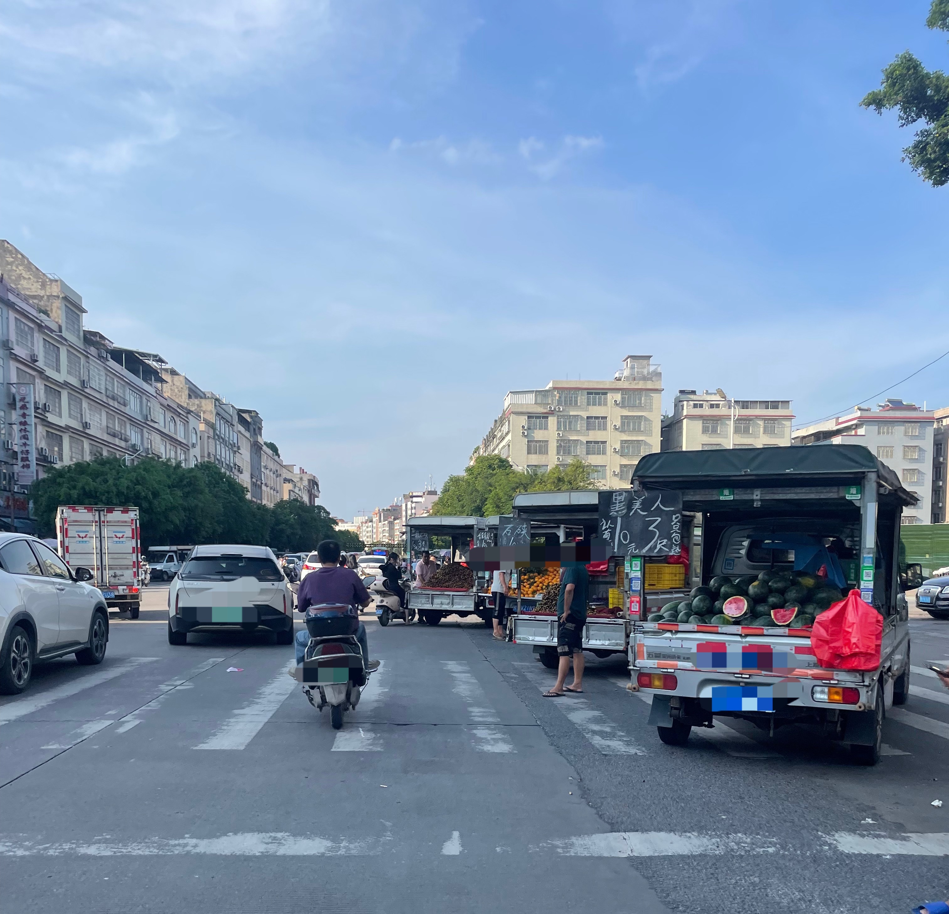 7月27日，网友反映：玉林人民西路小货车水果摊在路上占道摆卖。天天这样，严重影响