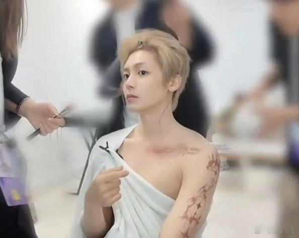 侯明昊的路线也是越来越迷惑了，本来就长得清秀阴柔，还整出这么娇滴滴的做派，矫揉造