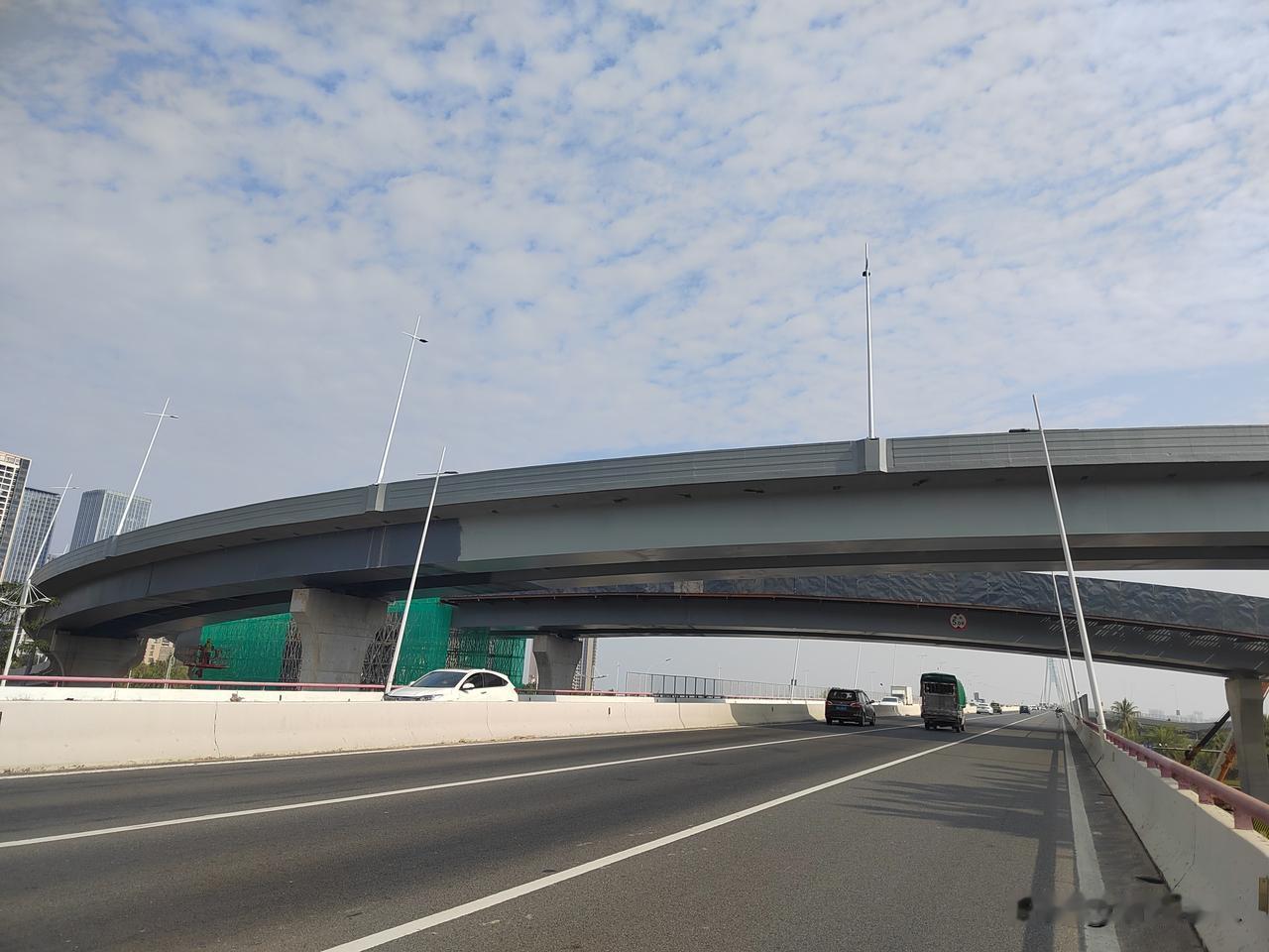 从海滨大道赤坎方向连接湛江海湾大桥的匝道建设两年，与12月30日终于建成通车了。