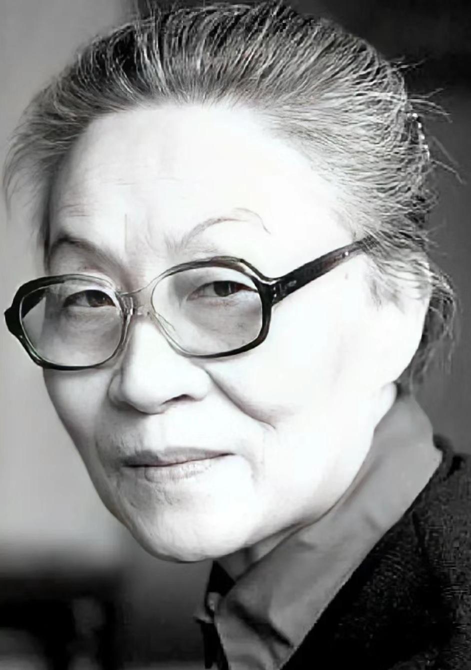 百岁老人杨绛先生曾在晚年写下这样一段沉到心底的话：“老人的前途是病和死。我还得熬