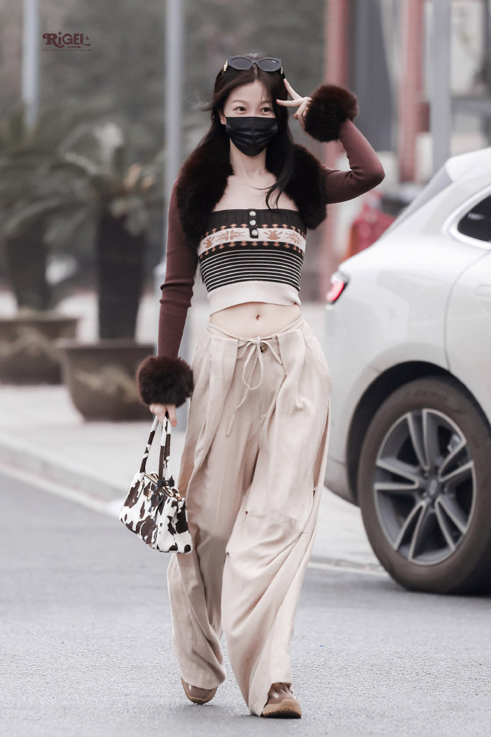 想给虞书欣遮肚脐 虞书欣今日份云初令上班look，依旧辣妹小上衣！本老式妈粉上线