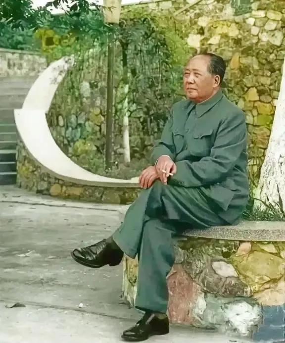 俏也不争春，
只把春来报。
待到山花烂漫时，
他在丛中笑！