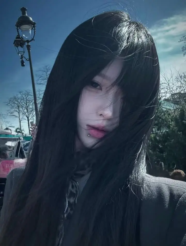 眼神里的撩拨 还是暧昧的触碰
