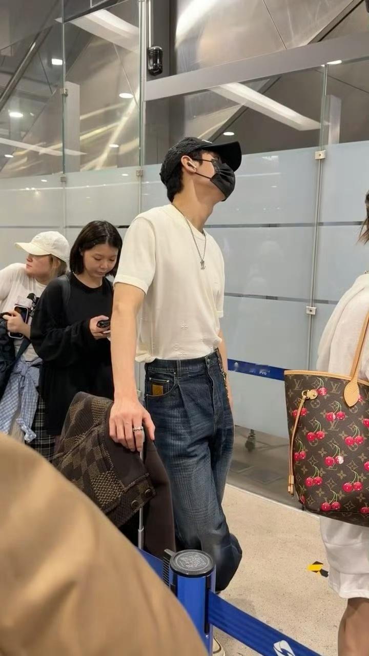知道他此时已经很累很累了作为妈粉心疼但又超爱龚俊疲惫时淡淡的冷感太迷人了是真的高