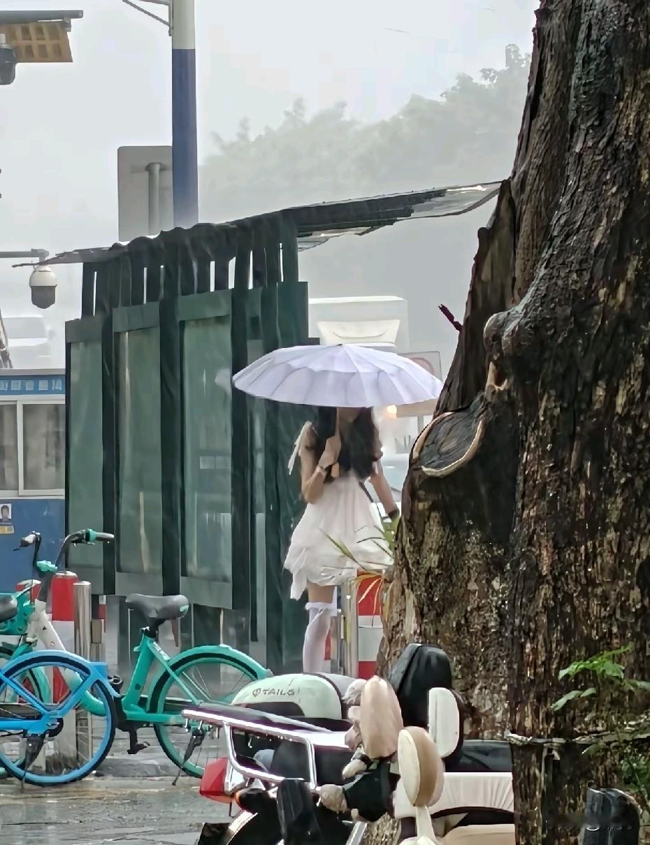 穿这么好看为什么要下雨