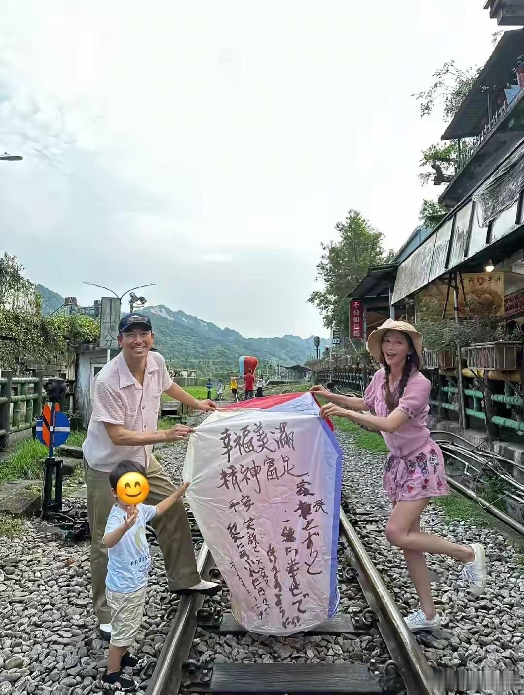 林志玲50岁生日，一向低调的老公黑泽良平发文是爱，一家三口罕见同框，林志玲一身粉