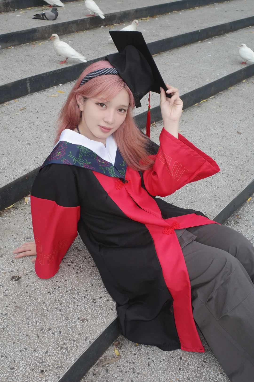 粉发很衬我的博士服，不是吗？