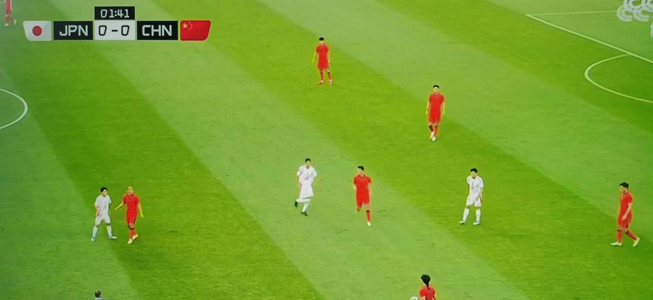 今天中国队与打韩国时有进步，上下半场还有几次进攻。日本队虽然派的是二三队，但技术