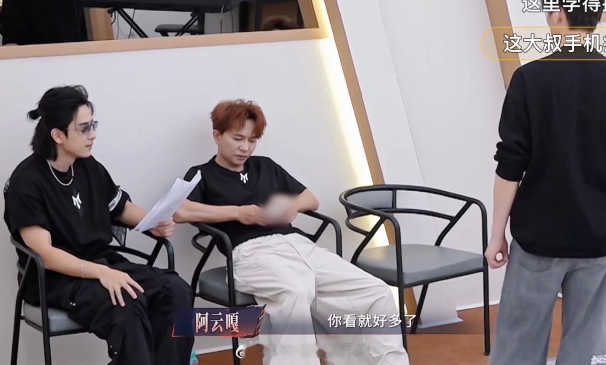 欢子淘汰  披哥一公舞台淘汰了欢子，郭晓东留下了，郭晓东700多票，欢子600多