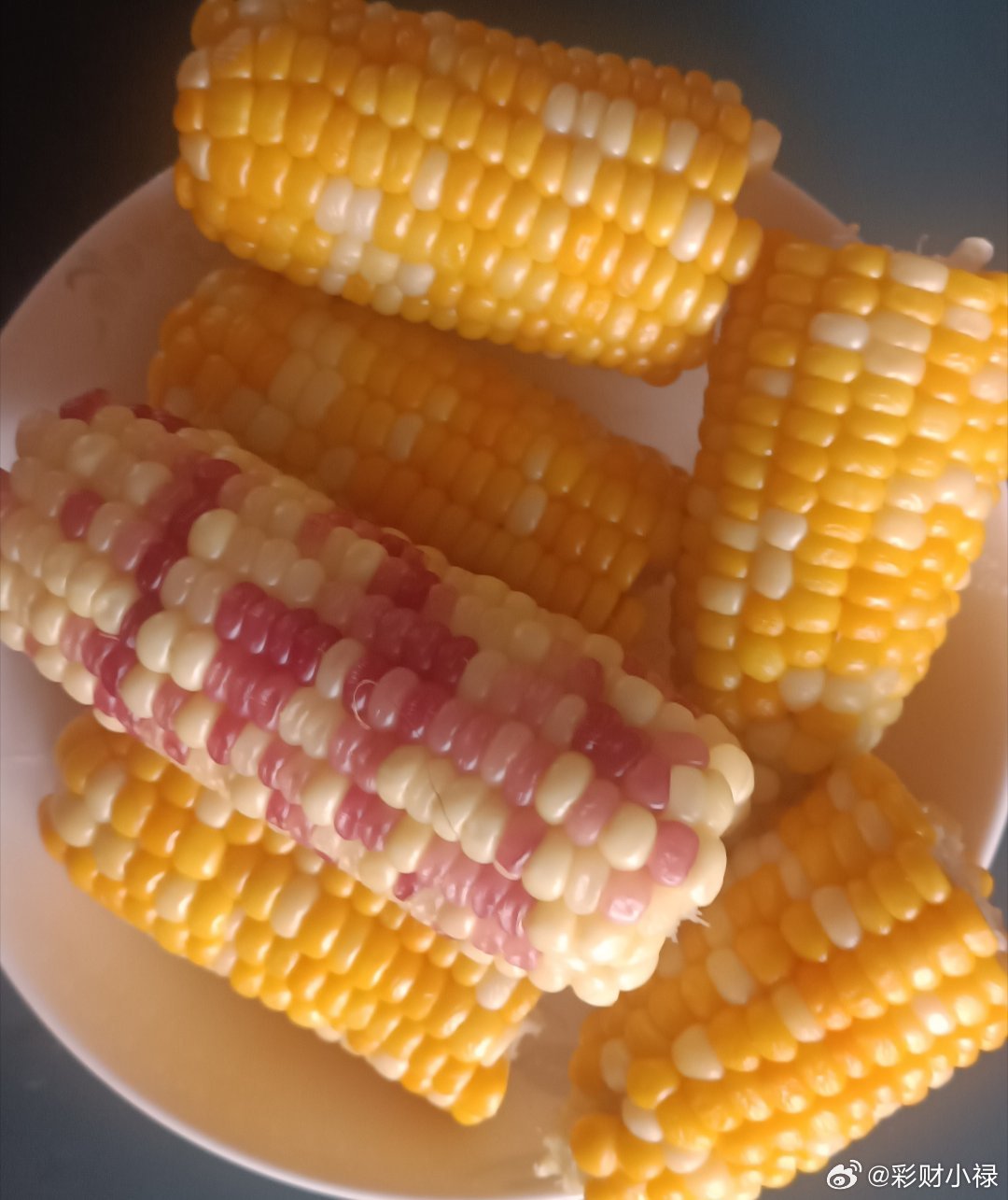 玉米怎么能甜到这个程度？跟咬了一口糖包子一样！虽然说甜玉米好吃，但是太甜了，让我