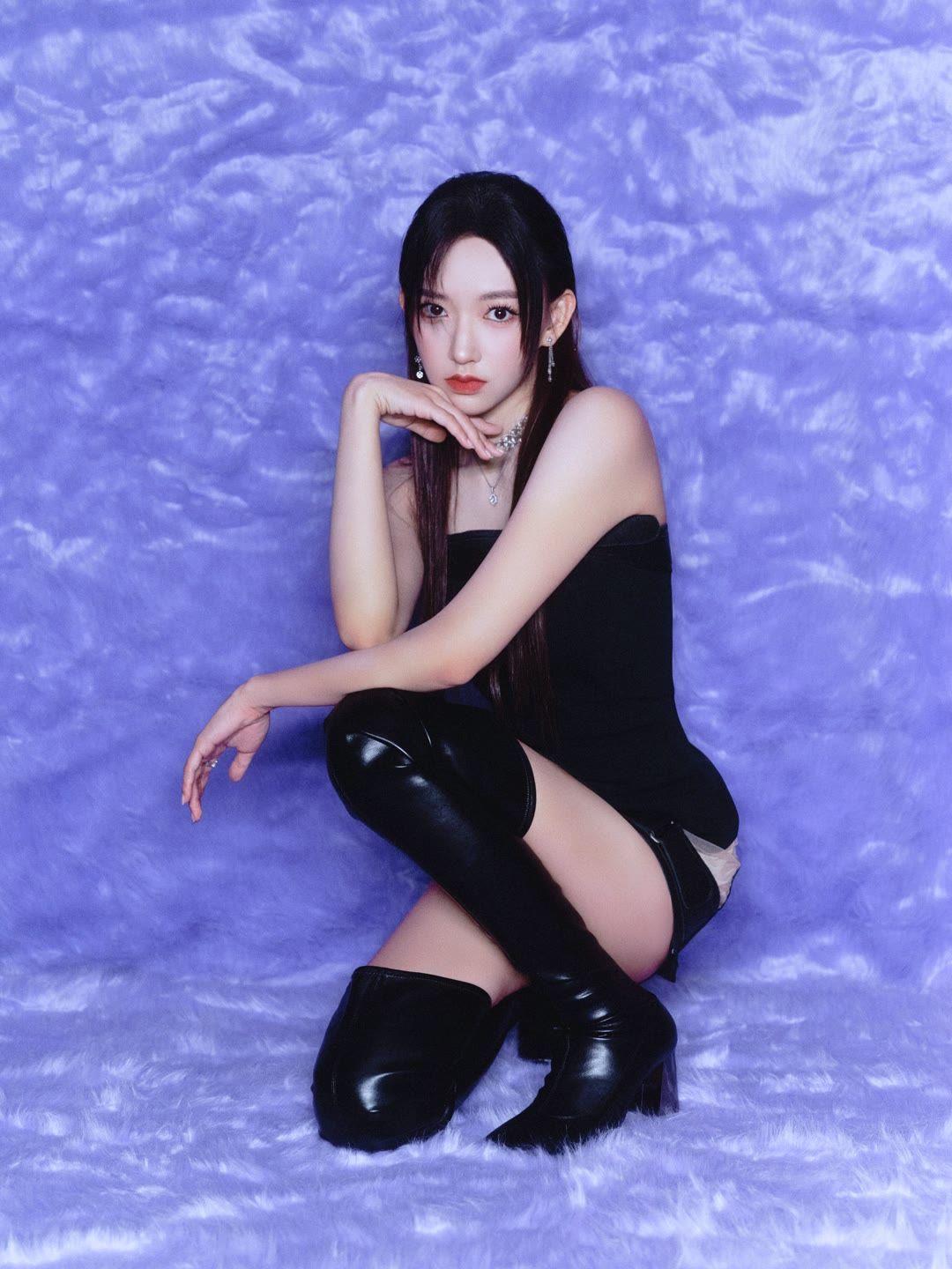 程潇
你把春天缝进绿蕾丝的肩线
让玫瑰在窗沿旁，偷望你侧脸的弧线
白纱与珍珠串起