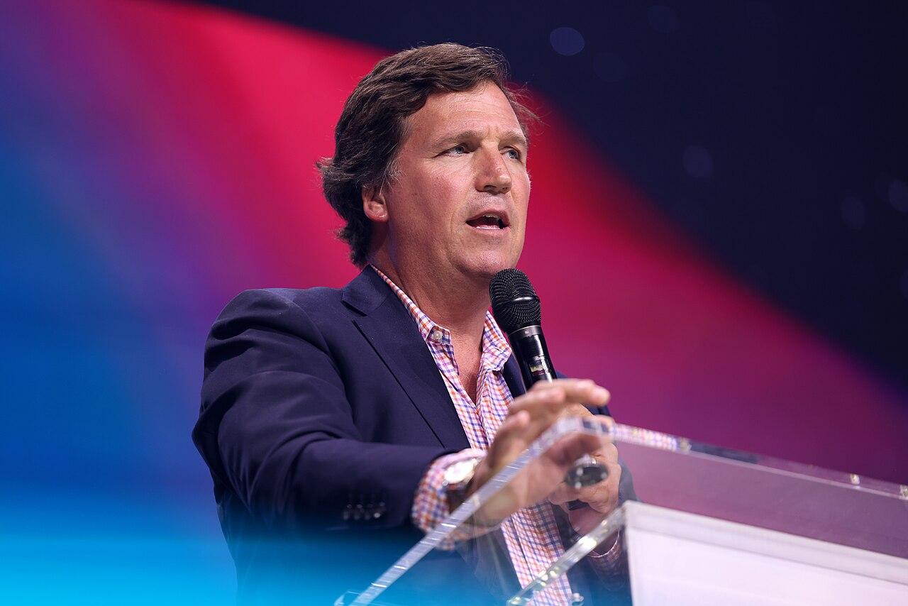 塔克·卡尔森：让我生气的是，当美国领导人，他们的工作应该是代表美国人，却比对他们