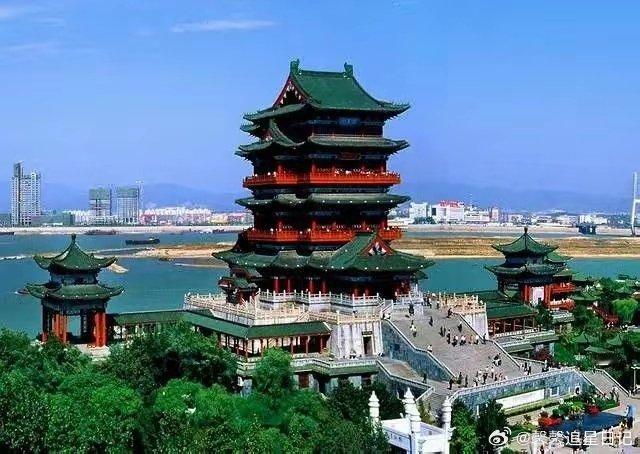 外国人来南昌打卡地标要先学背古诗南昌滕王阁遇到了最懂他的外国人  发现有这么多的
