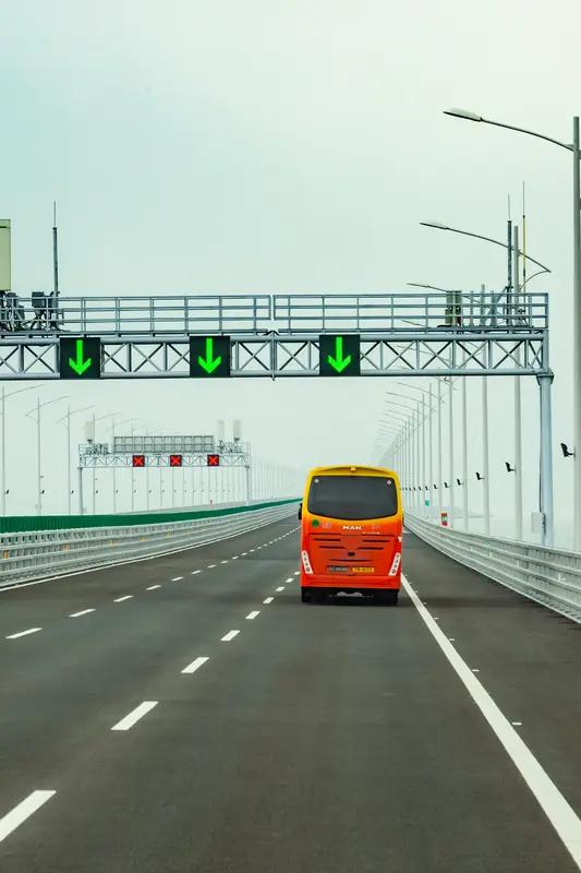 中国在很多方面都比美国强。就基建来说，中国堪称“基建狂魔”。美国高铁里程短得可怜