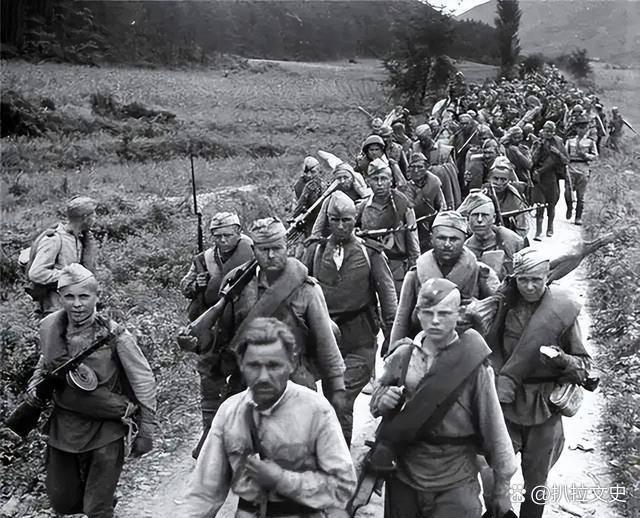 同时，英国还有得到了美国的大量武器军事装备的援助，再加上英吉利海峡的阻隔，使其德