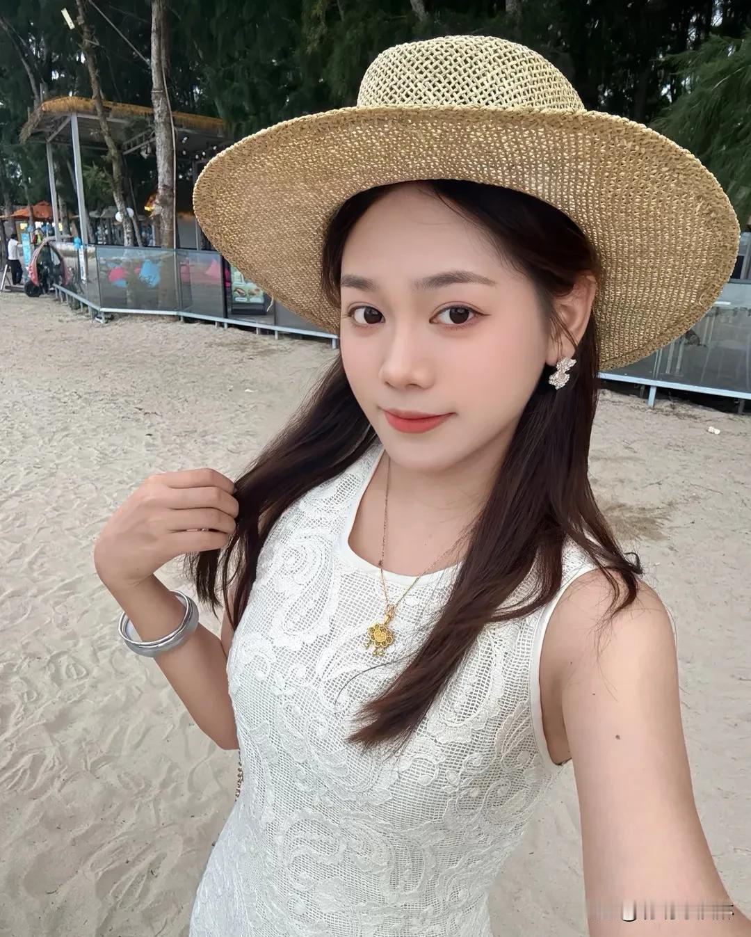 谁说圆脸没气场？  
自信一笑，气场全开！  
圆润线条藏不住优雅，  
日常穿