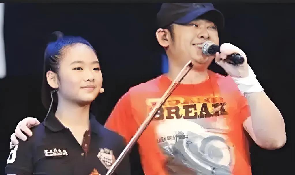 那年，39岁的刀郎带着19岁的女儿去参加聚会，朋友以为他带女朋友来，刀郎说:“她