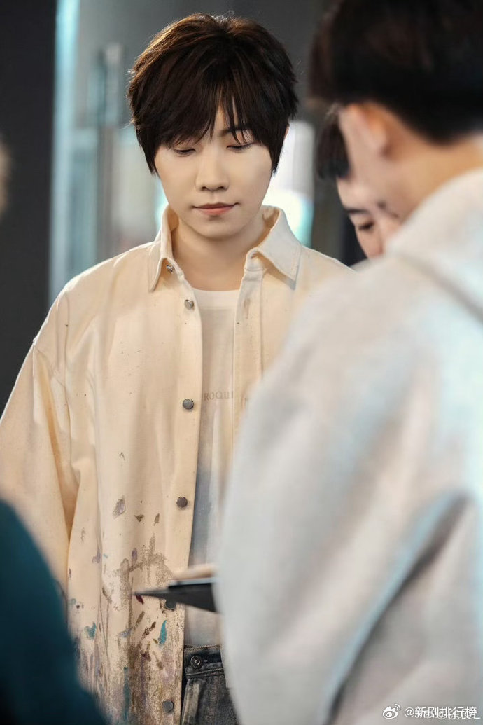 徐良演唱会时薪4000徐良演唱会送20部手机徐良的宠粉方式很直接，没有华丽的包装