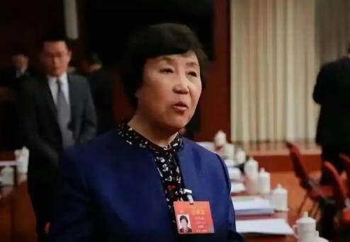 1980年，33岁的郭凤莲被叫进大寨党支部办公室，上级来人念了一份调令：免去大寨