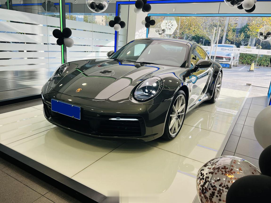 保时捷 911 Carrera 准新车[酷][酷]选配了20多万，砂金石绿/龙舌