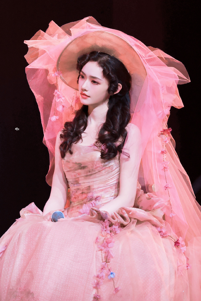林允完全油画少女 仿佛来到了中世纪的画卷一样。林允水龙吟演唱会婚纱造型 太漂亮了