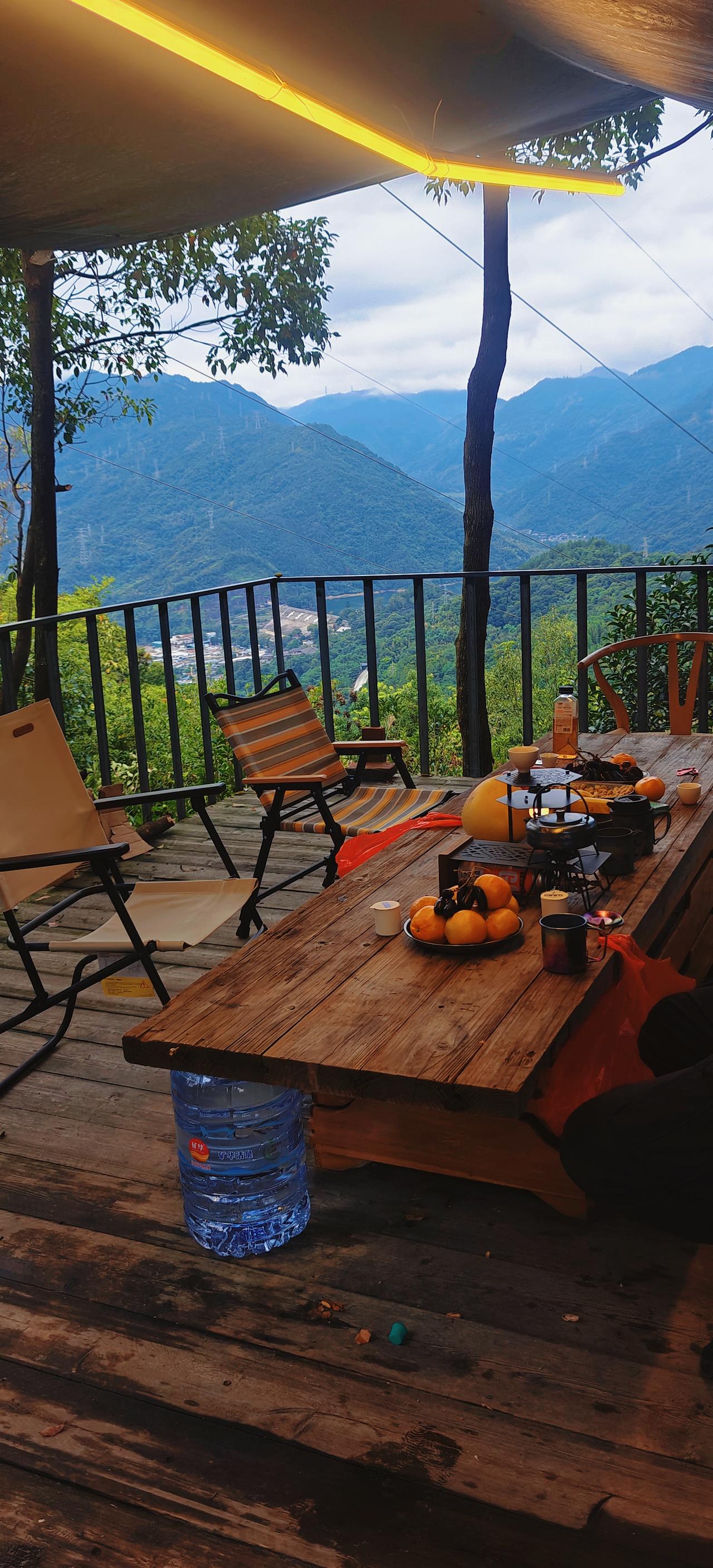 山间小屋，茶香果甜，享受慢生活的一天。🌳🍊