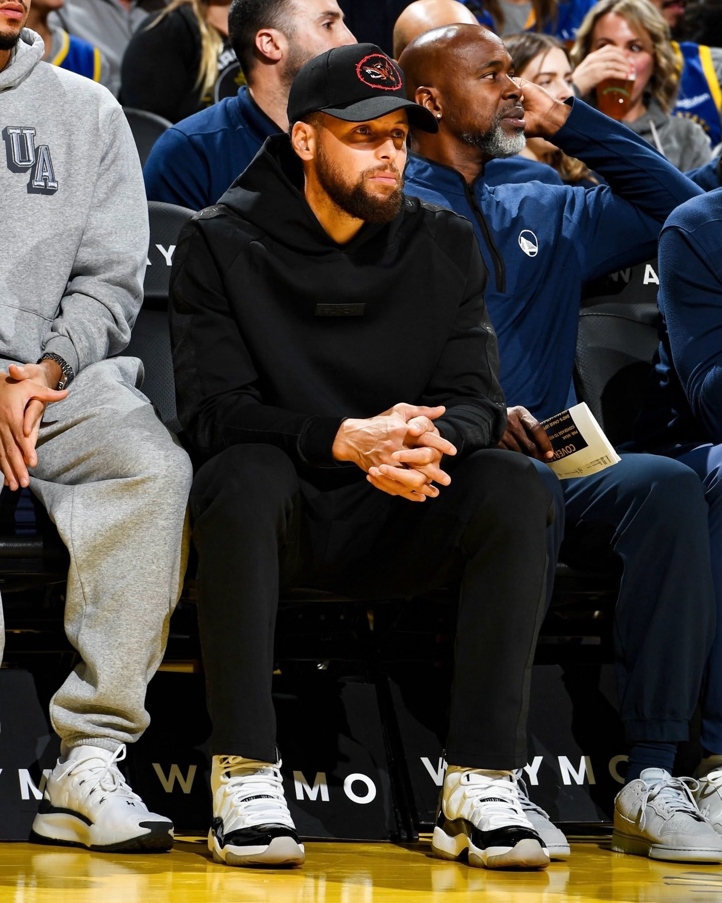 Shams：库里跑步膝的复查结果是将至少再缺席10天，这意味着他本赛季缺阵场次将