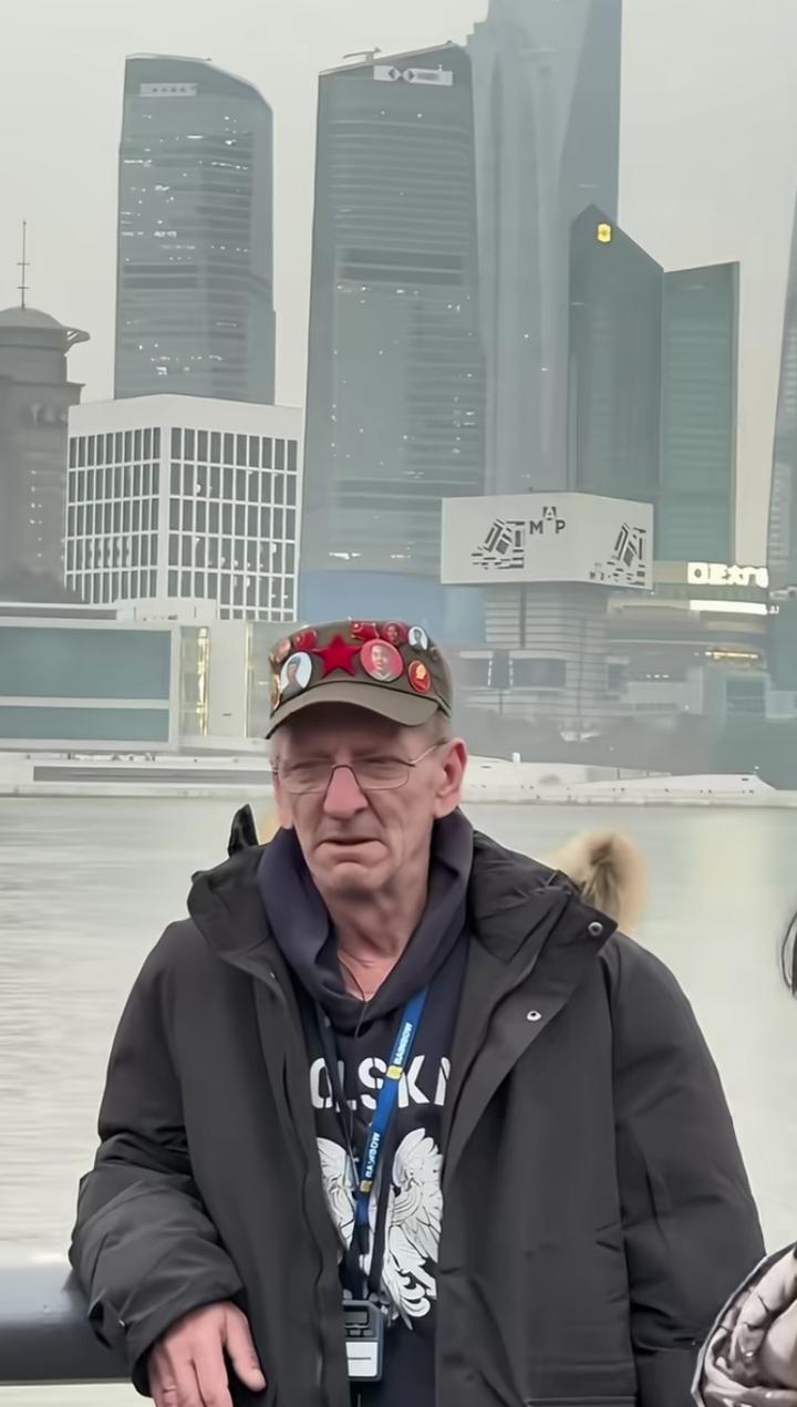 来上海旅游的外国友人真多，这位外国友人的帽子上贴满了五星红旗和毛主席头像徽章，可