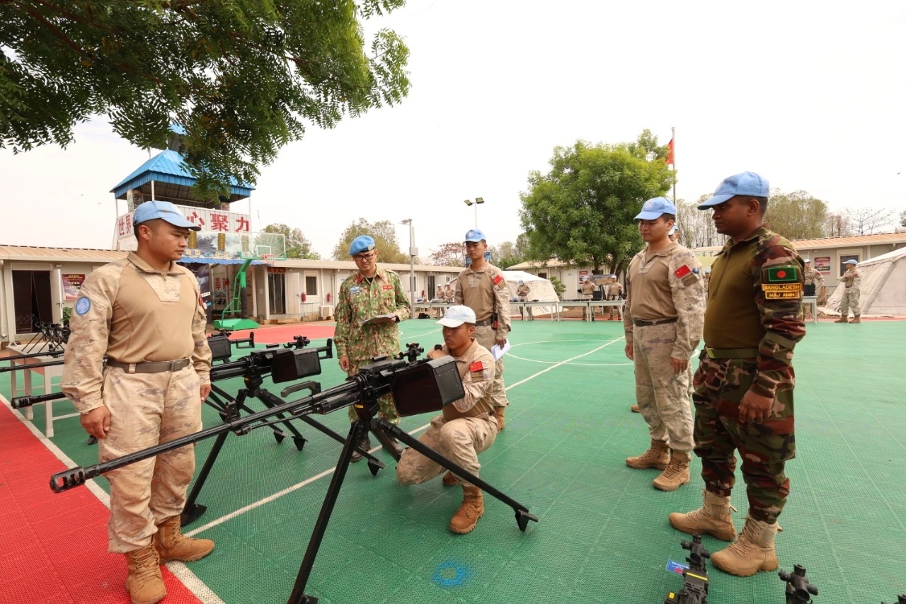 中国第二批赴阿卜耶伊维和快反分队全优通过联合国装备核查，右下角201班机（蓝盔号