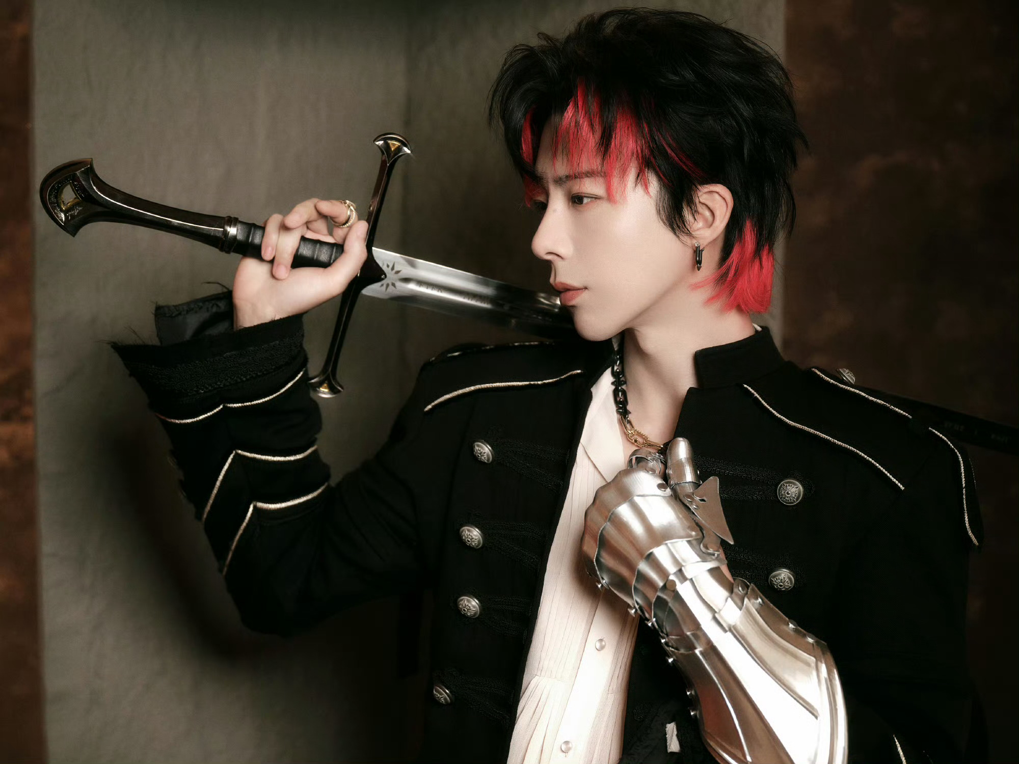 刘宇宁 QQ音乐超级巅峰之夜造型，身穿越南品牌Feng System 2026 