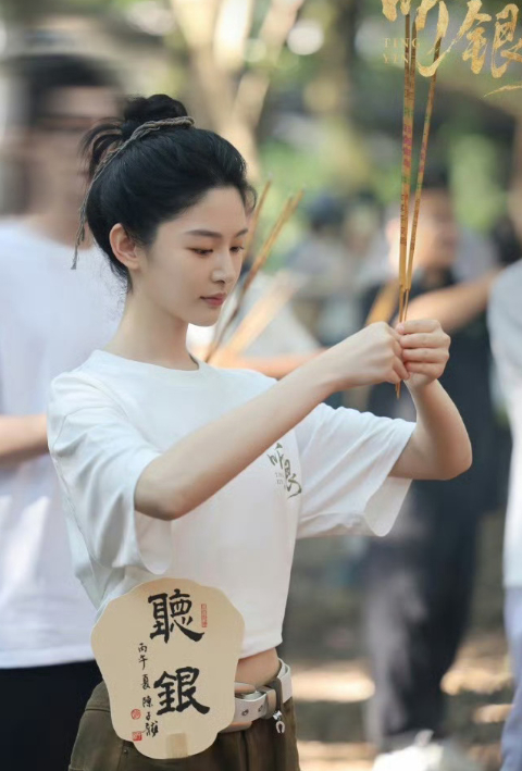 赵晴痛失本名赵晴真名叫赵晗今天《听银》开机赵晴痛失本名，真名叫赵晗! 她不信命，