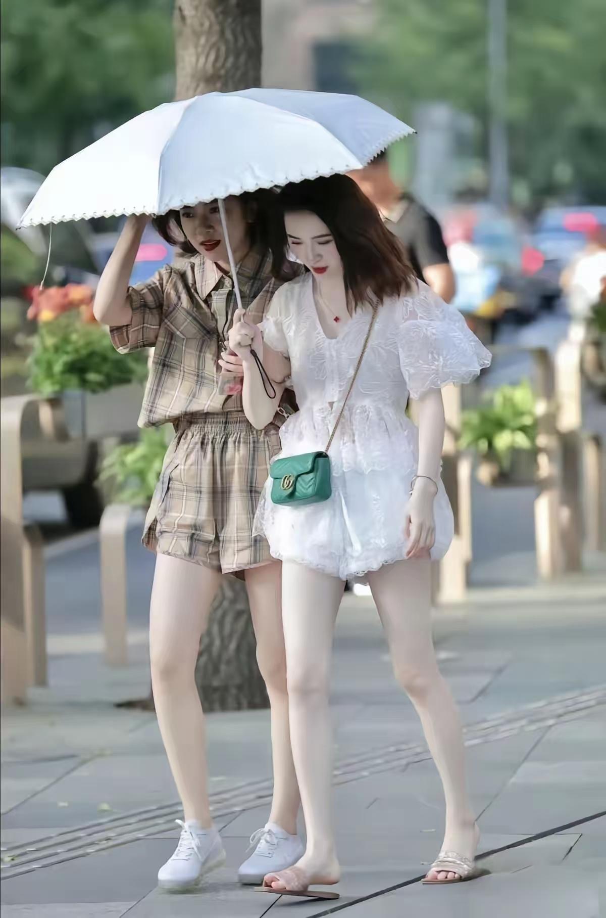 同样是白皮，中国人的白和外国人的白差别到底在哪？
 
一身白衣衬着通透冷白皮，看