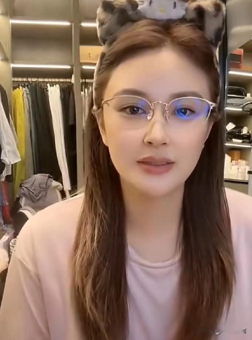 文静发文吐槽吴迪酗酒
吴迪媳妇文静吐槽吴迪嗜酒如命，戒了多少次了还是戒不掉，发誓