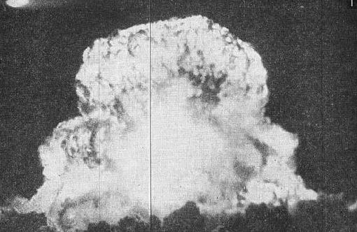 1966年，新华社得到允许，第二次公开我国原子弹爆炸图片，但正准备刊登之时，周恩