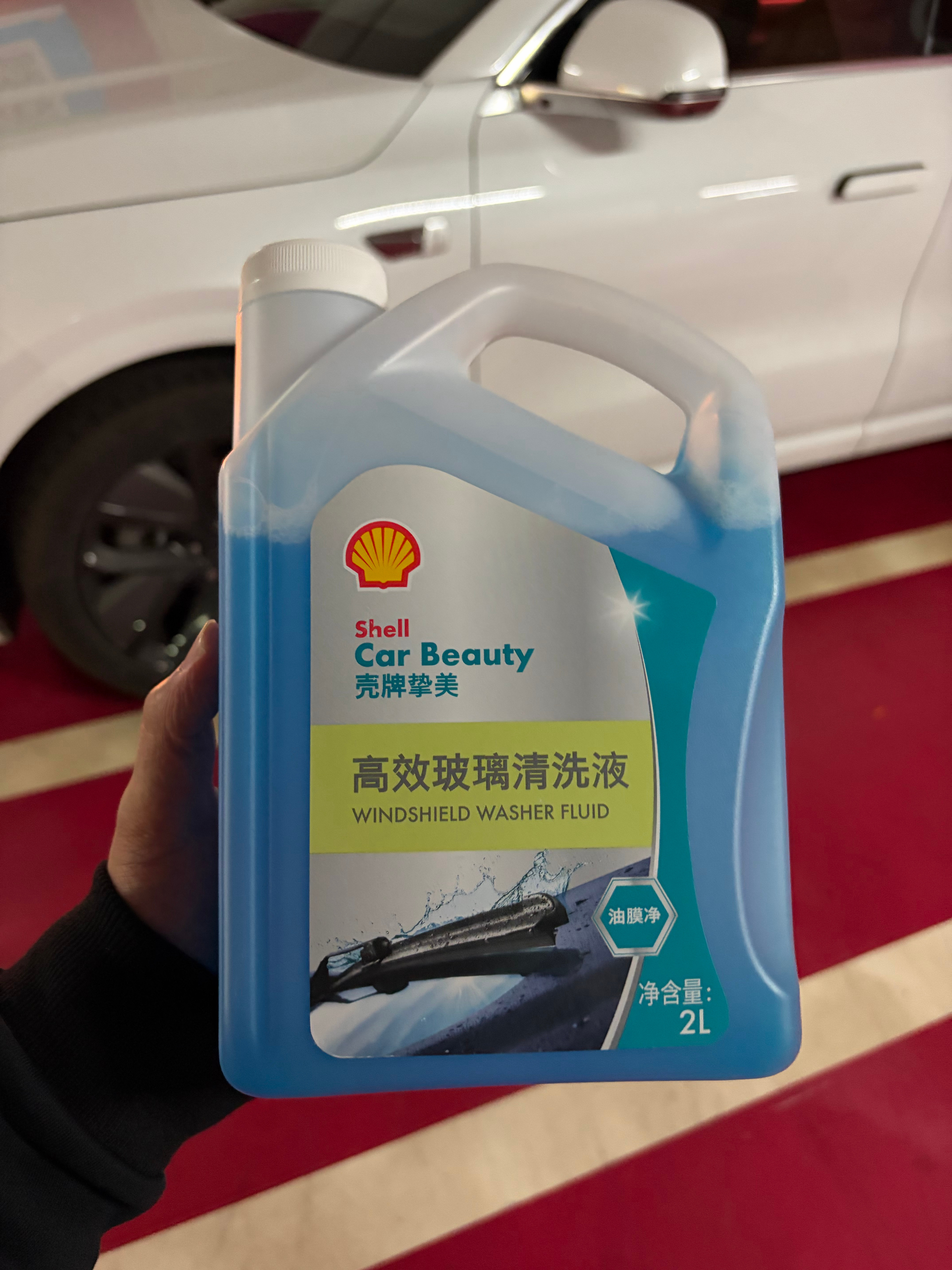 玻璃水这玩意也是易耗品，之前都是去洗车顺路加，刚停车的时候 L6 刚好提醒加。之