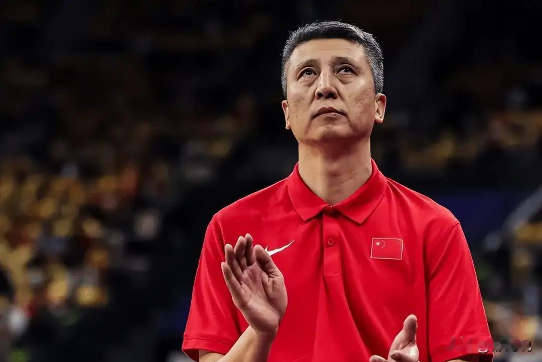 中国篮球最诡异的矛盾：公认最强的教练，偏偏不执教国家队。
李春江的名字后面跟着一
