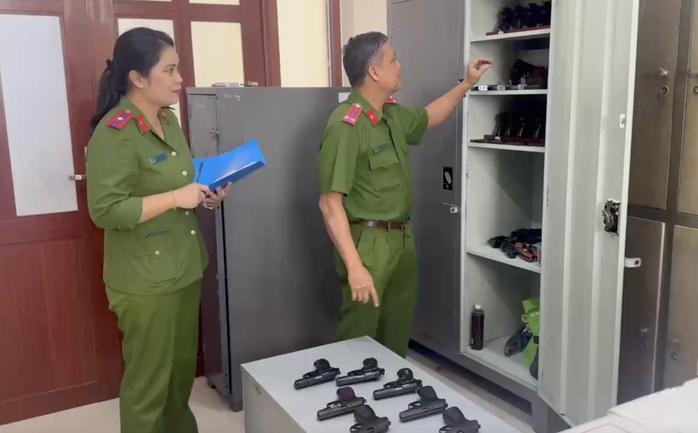 越南公安的枪柜，使用前检查
