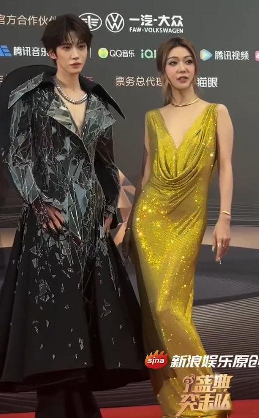 薛凯琪刘宇 对我眼睛很好刘宇和薛凯琪今晚也太会穿了吧！刘宇 “镜子” 高定深 V