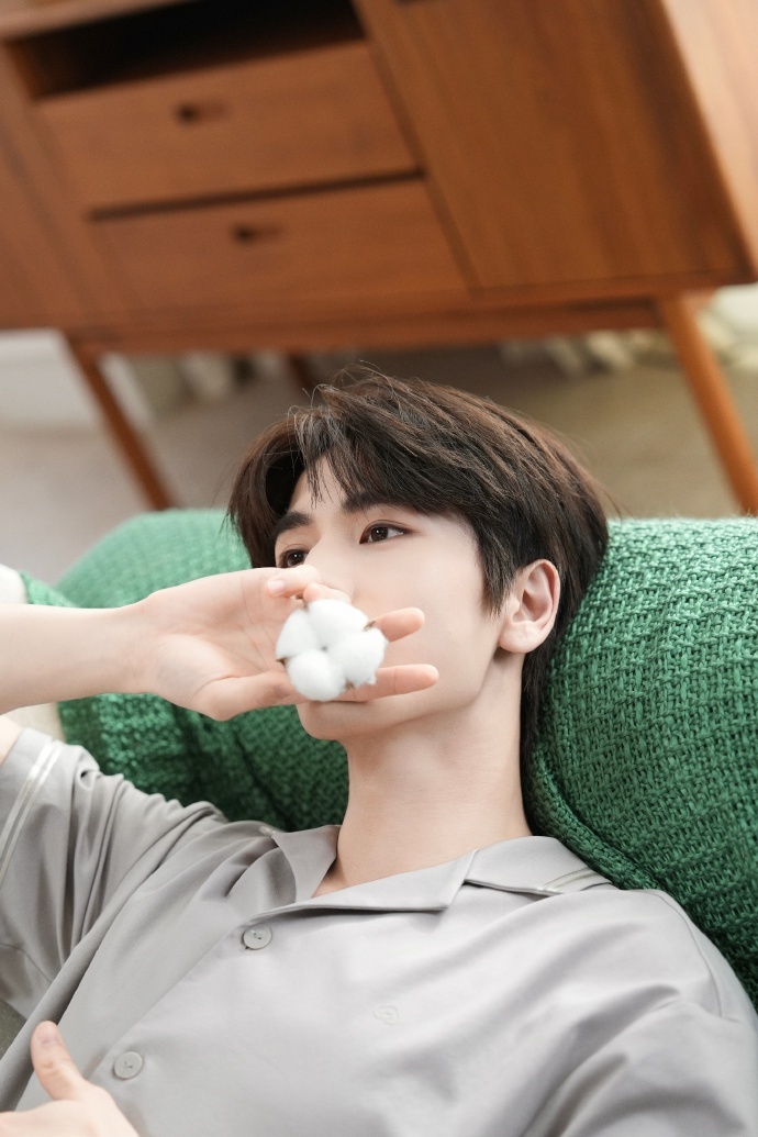 张凌赫纯棉质感居家男友张凌赫静享自在时光 张凌赫静享自在时光，张凌赫纯棉质感居家