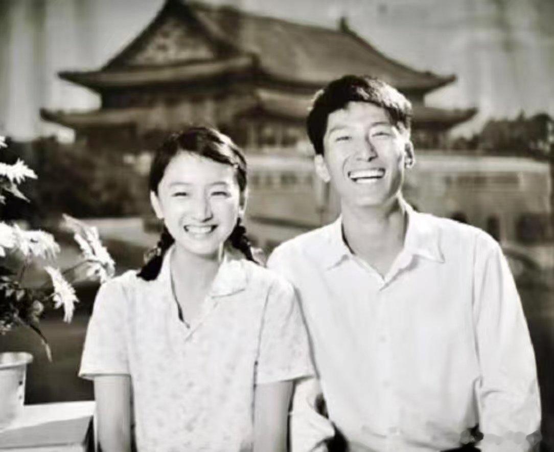 一场晚会浓缩了40年春晚经典 周五晚高疯 一曲《过河》，跨越时光，杨迪周冬雨用最