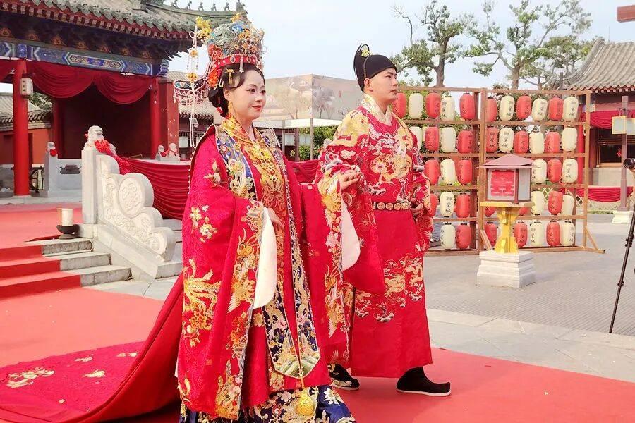 聊城近期在中华水上古城·聊星城举办了一场以“汉婚大典”为主题的沉浸式文化体验活动