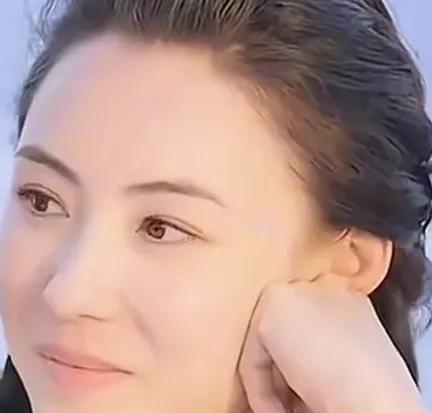 荆棘路上的母亲：张柏芝的负重前行
 
在聚光灯的明暗交替里，张柏芝的名字总与喧嚣