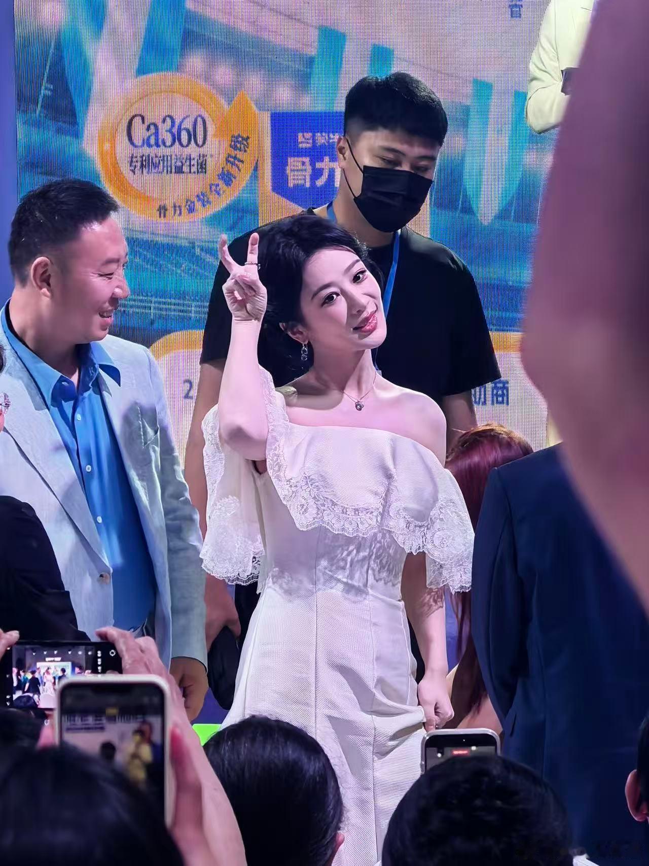 杨紫携紫爸下班 杨紫和紫爸一起下班，礼服绝美，一路挥手超宠粉，状态绝绝子，紫爸很
