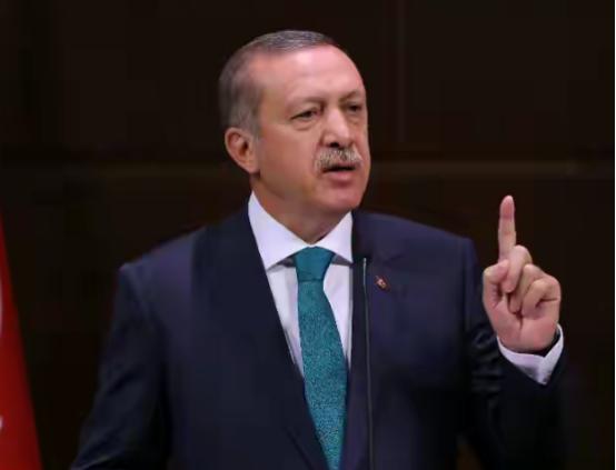 美国认怂了！
 
据央视12月24号消息，美国以缺少专业人员为由，放弃此前高调宣